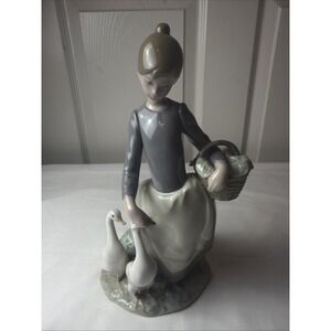 LLADRO Porcelain Girl Feeding Geese Spain 10 in. With Box Rare Genuine